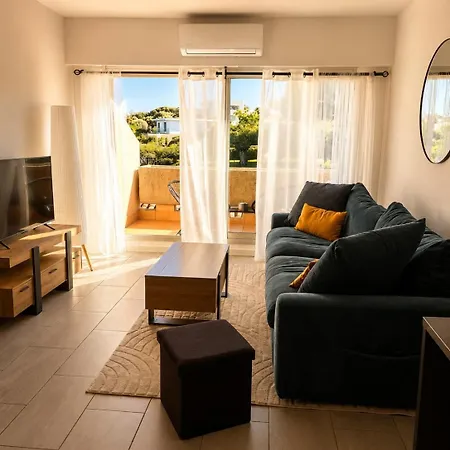 Bright With Balcony, Pool, And Tennis Court Апартаменти