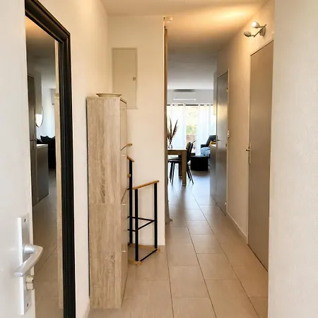 Апартаменти Bright With Balcony, Pool, And Tennis Court