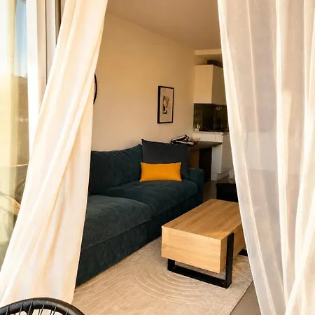 Bright With Balcony, Pool, And Tennis Court 公寓
